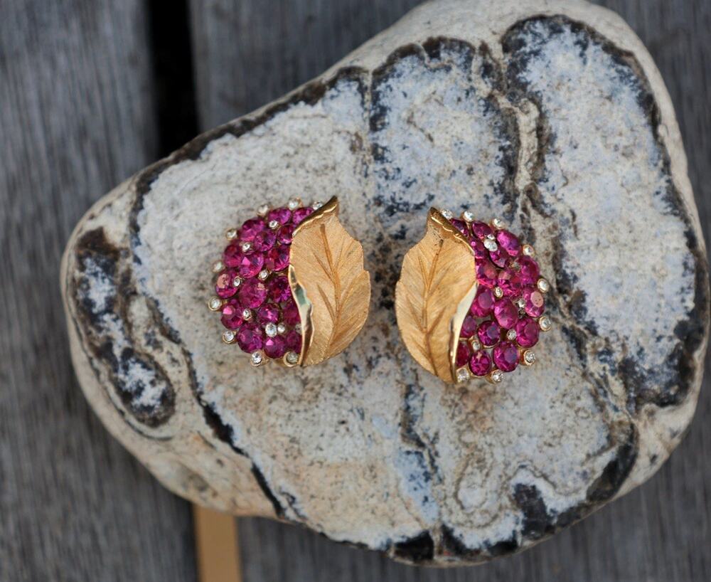 Trifari Crown Fuchsia Rhinestone Cluster Clip Earrings Gold Tone Leaf Vintage